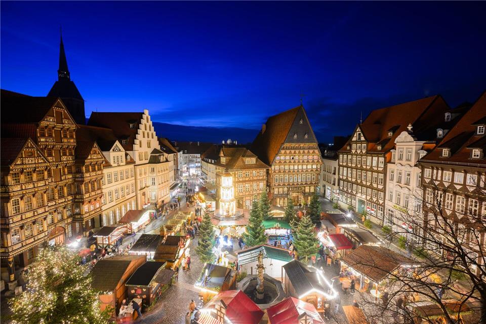 Lichter leuchten auf dem Hildesheimer Weihnachtsmarkt auf dem historischen Marktplatz mit dem Knochenhaueramtshaus.Julian Stratenschulte/dpa