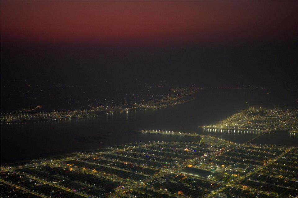 Lichter leuchten in provisorischen Zelten, in denen Pilger am Sangam, dem Zusammenfluss von Ganges und Yamuna und dem mythischen Fluss Saraswati, am Mauni Amavasya oder Neumondtag während des jährlichen einmonatigen religiösen Hindu-Festes Magh Mela in Prayagraj in Indien untergebracht sind.Rajesh Kumar Singh/AP/dpa