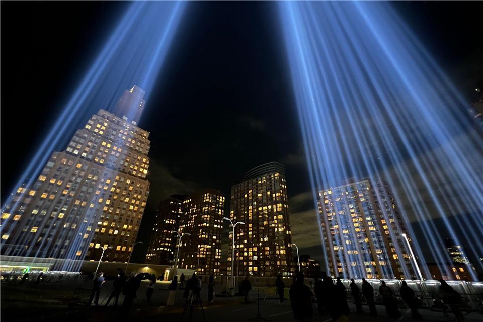 Bilder des Tages Lichter über New York: Test für 9/11-GedenkinstallationChristina Horsten/dpa