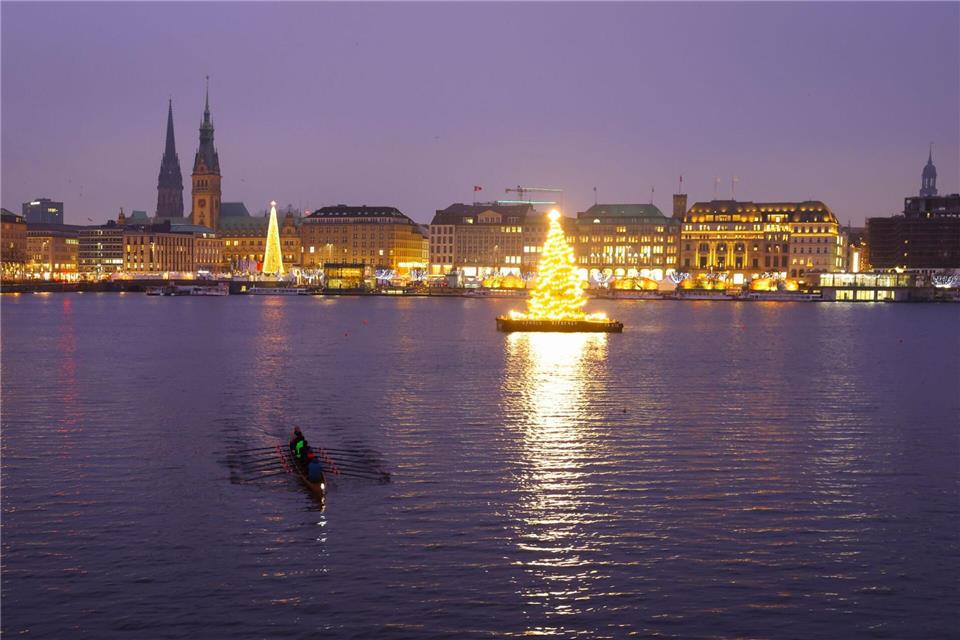 Lichterglanz auf der Binnenalster: Weihnachtliche Stimmung in HamburgChristian Charisius/dpa