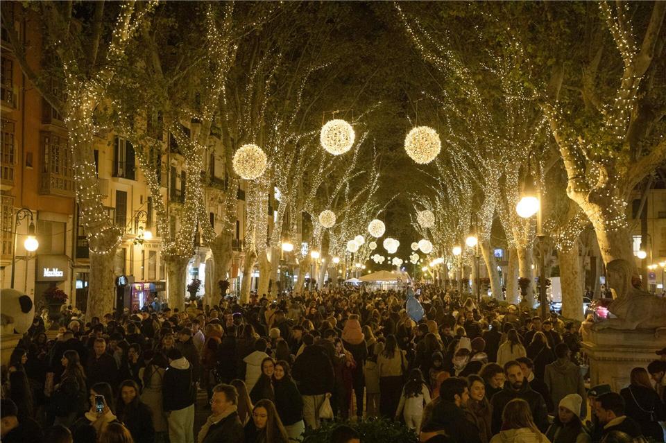 Lichtermeer zur Vorweihnachtszeit.Clara Margais/dpa