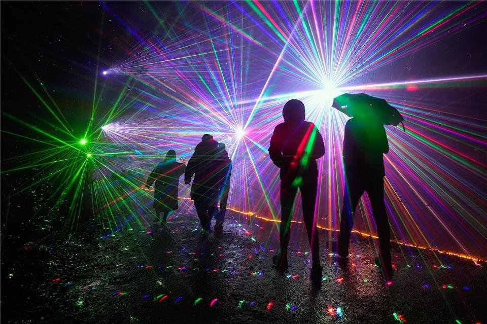 Lichterzauber in Surrey: Besucher eröffnen den ‚Windsor Great Park Illuminated‘-PfadAndrew Matthews/PA Wire/dpa