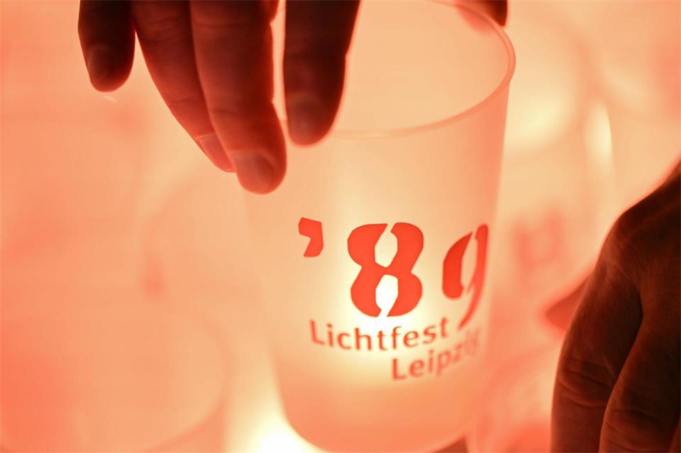 Lichtfest Leipzig: Erinnern an den Mut von zehntausenden Menschen vor dem Mauerfall (Archivbild).Jennifer Brückner/dpa