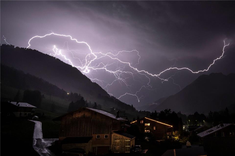 Lichtgewitter: Blitze leuchten am Himmel über dem Berner Oberland in der Schweiz.Anthony Anex/KEYSTONE/dpa