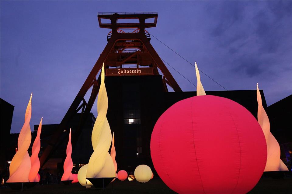 Lichtinstallationen wie hier 2022 auf Zeche Zollverein tauchen das Ruhrgebiet bei der Extraschicht in besondere Farben. (Archivbild)Roland Weihrauch/dpa