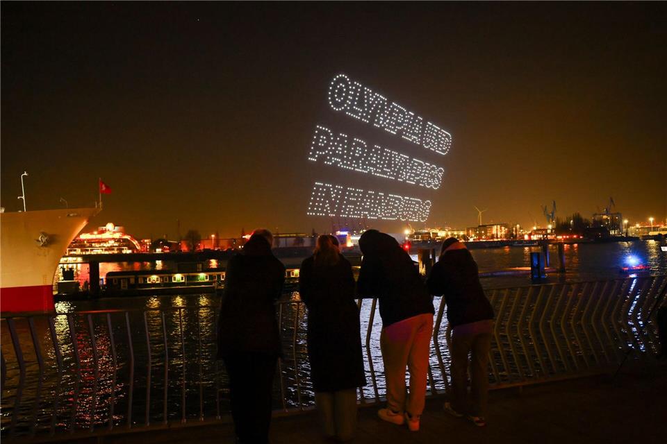 Lichtshow über der Elbe zum Start der Hamburger Olympia-Kampagne des Senats Christian Charisius/dpa