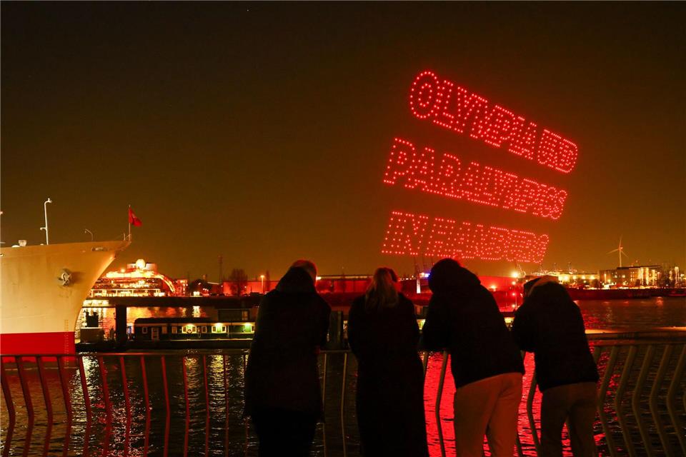 Lichtshow zum Auftakt der Olympia-Kampagne über der Elbe an den Landungsbrücken. (Archivbild)Christian Charisius/dpa