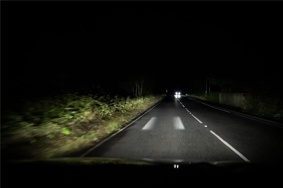 So will der neue Audi Q3 die SUV-Konkurrenz überstrahlen Lichtspiele: Ein neues Scheinwerfersystem hilft beim Spurhalten - die „falsche“ Straßenseite ist übrigens dem Ort des Fahrtermins geschuldet.Audi AG/dpa-tmn