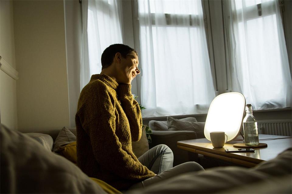 Lichttherapie für die Laune - eine Möglichkeit für alle, die tagsüber nicht viel draußen sein können.picture alliance / dpa-tmn