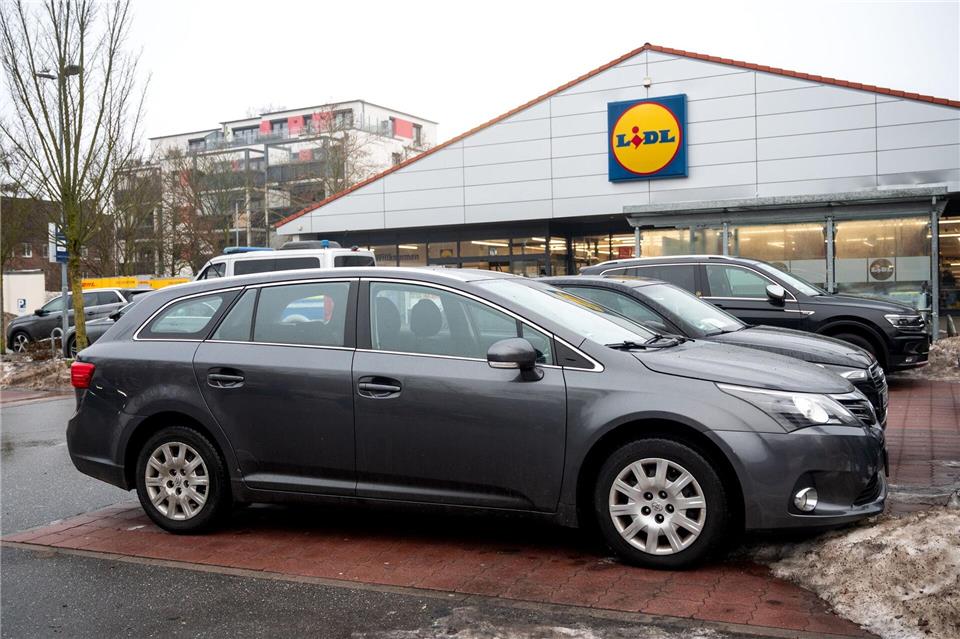 Lidl bietet nun auf dem Parkplatz einer Filiale in Hamburg in Randzeiten kostenpflichtig Parkplätze an.Daniel Bockwoldt/dpa