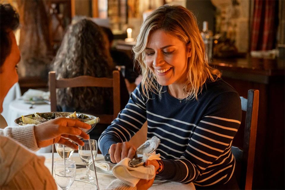 „Liebe braucht Meer“: Alain (David Vormweg) zeigt Lissi (Morgane Ferru), wie man eine Auster isst.Christine Rogoll/ARD/dpa