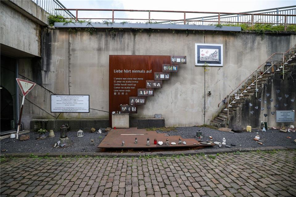 „Liebe hört niemals auf“ steht auf der Gedenkstätte für die Opfer der Loveparade-Katastrophe.Christoph Reichwein/dpa