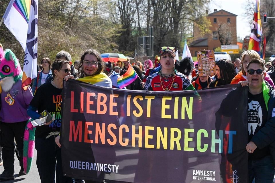 „Liebe ist ein Menschenrecht“: Unter diesem Motto laufen rund 100 Menschen durch Angermünde.Jens Kalaene/dpa