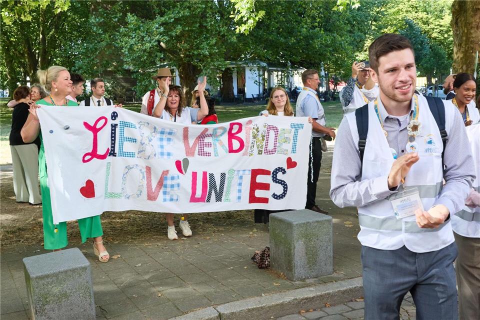 Liebe kann stärker als Hass sein, sagt ein Sprecher der Zeugen Jehovas.Georg Wendt/dpa