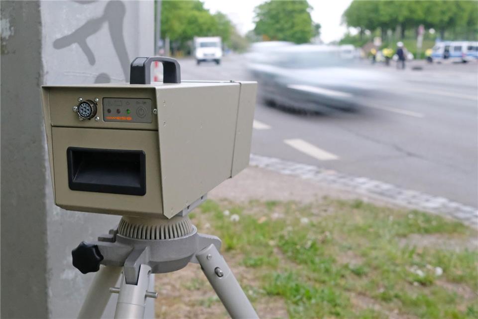 Lieber ans Tempolimit halten, dann macht der Kasten am Wegesrand auch kein teures Foto.Sebastian Willnow/dpa