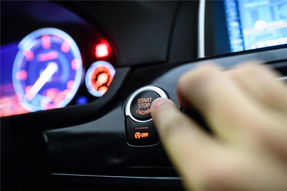Lieber ausschalten. Den Motor im Stand laufen zu lassen, kostet oft unnötig Kraftstoff - und ist in vielen Situationen auch verboten.Matthias Balk/dpa/dpa-tmn