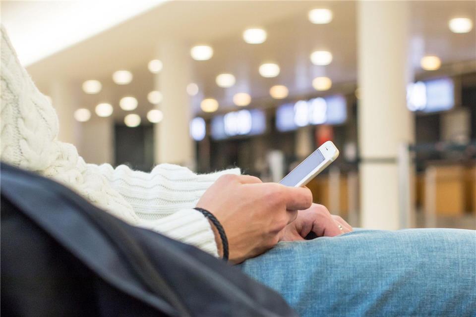 Lieber vor dem Abflug nochmal aufladen: Airlines untersagen die Nutzung von Powerbanks in Flugzeugen.picture alliance/dpa/dpa-tmn