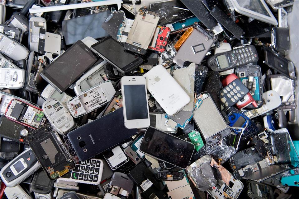 Lieber weg damit: Alte Smartphones, Telefone und andere Elektronikgeräte sollten nicht zu lange daheim lagern. Im Recycling sind sie besser aufgehoben.Julian Stratenschulte/dpa