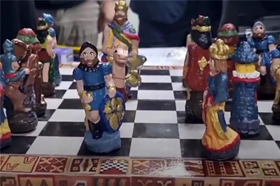 Liebevoll gearbeitete und bemalte Schachfiguren - nur leider aus KokainPolizei Recklinghausen/dpa