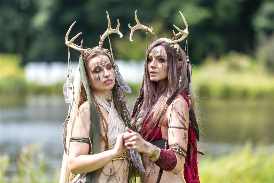 Liebhaber von Science Fiction und Fantasy-Reihen feiern beim Elbenwald-Festival im Spreeauenpark in Cottbus.Frank Hammerschmidt/dpa