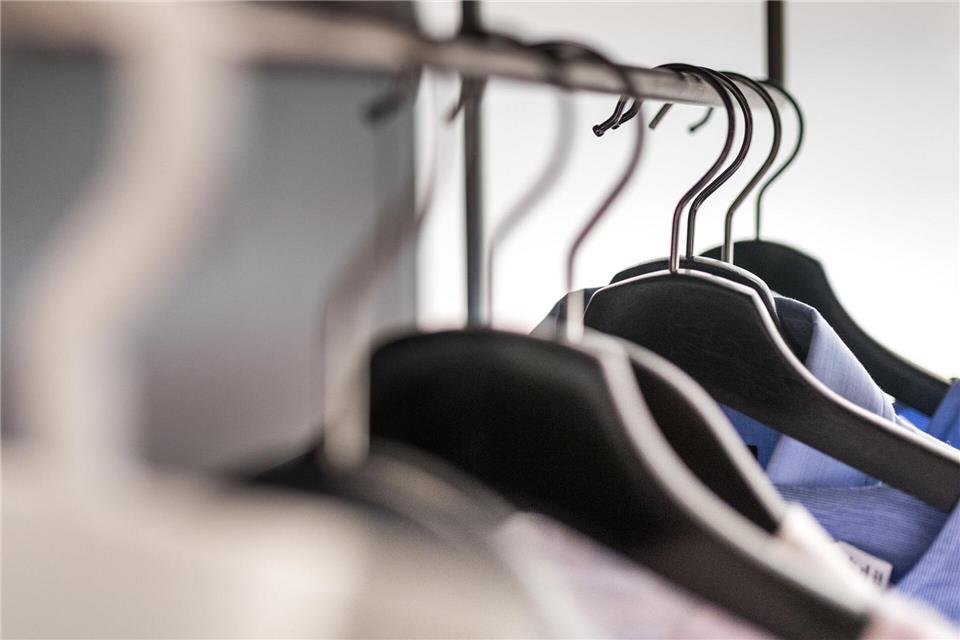 Lieblingsstücke mit Lebensdauer: Wer richtig faltet, hängt und schützt, bewahrt Qualität und Form.Alexander Heinl/dpa-tmn