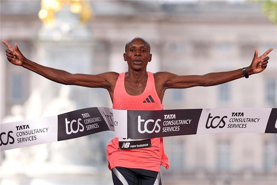 Lief als erster Mensch in einem offiziellen Marathon-Wettbewerb unter zwei Stunden: Sabastian Sawe. (Archivbild)Ian Walton/AP/dpa