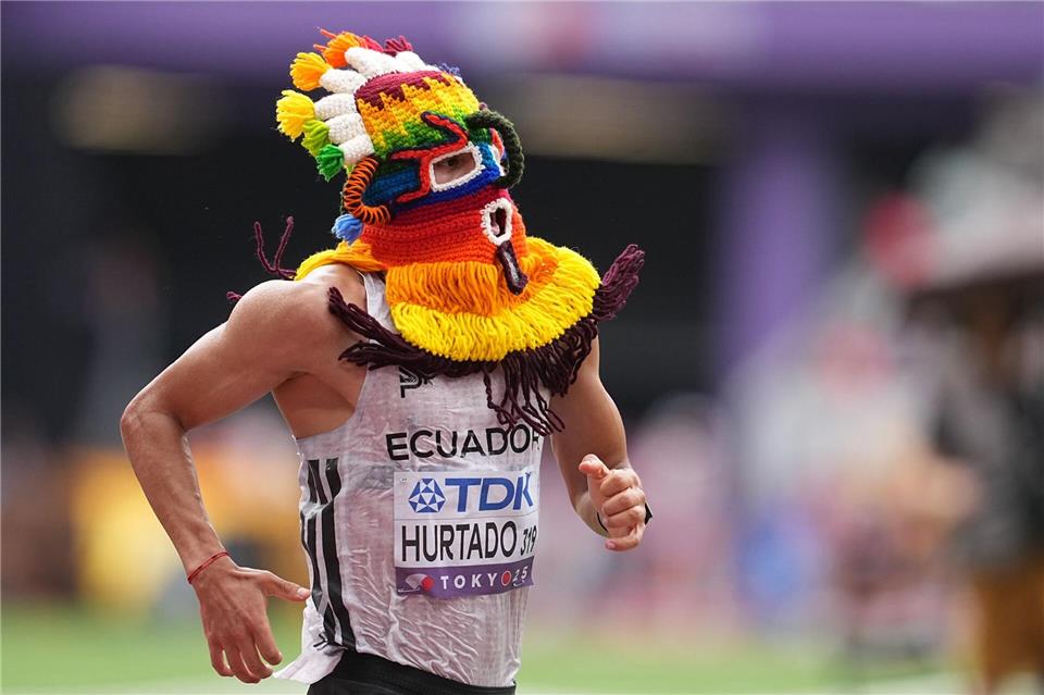 Farbenfroh ins Ziel: Geher aus Ecuador lässt Maske fallen Lief mit Maske ins Ziel: David Hurtado.Michael Kappeler/dpa