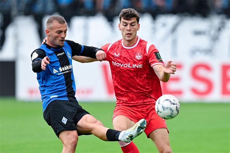 Liefern sich ein umkämpftes Duell: Mannheims Kushtrim Asallari (l) und FCK-Verteidiger Jacob Rasmussen.Uwe Anspach/dpa