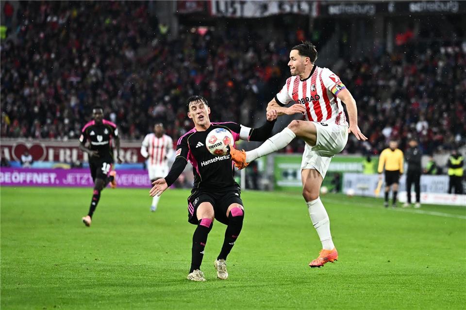 Lieferten sich ein enges Duell: Freiburgs Christian Günter und Nicolas Capaldo vom HSVSilas Stein/dpa