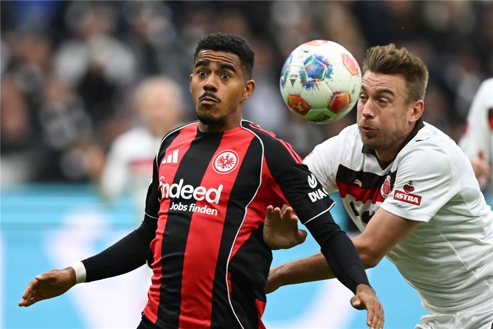 Lieferten sich ein umkämpftes Duell: Eintracht Frankfurt um Ansgar Knauff (l) und der FC St. Pauli um Hauke Wahl (r).Arne Dedert/dpa