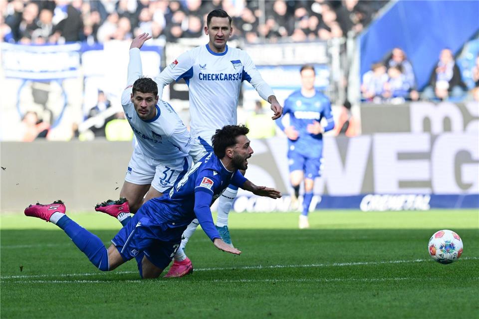 Lieferten sich ein umkämpftes Duell: Karlsruhes Fabian Schleuener und Marton Dardai von der Hertha.Bernd Weißbrod/dpa