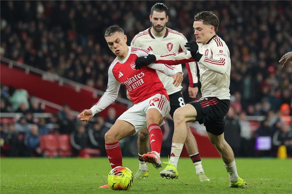 Lieferten sich ein umkämpftes Duell: der FC Arsenal um Leandro Trossard (l) und der FC Liverpool um Florian Wirtz (r).Ian Walton/AP/dpa