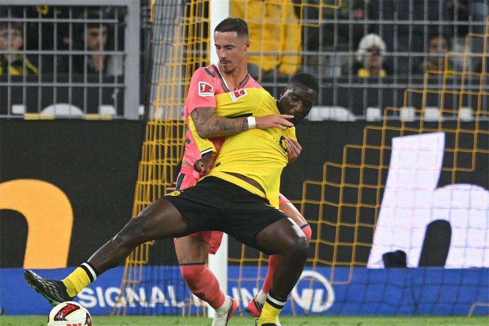 Lieferten sich eine umkämpfte Partie: Borussia Dortmund und der SV Werder Bremen. Bernd Thissen/dpa