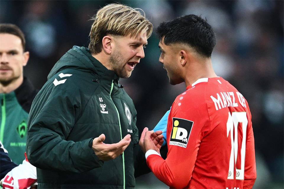 Lieferten sich nach dem Abpfiff ein hitziges Wortgefecht: Nadiem Amiri (r) und Niclas Füllkrug (l). Florian Wiegand/dpa