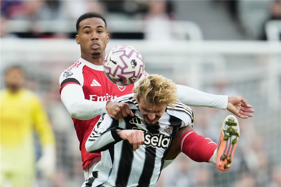 Newcastle feiert „Big Nick“ - aber verliert Lieferten sich phasenweise ein Privat-Duell: Nick Woltemade (vorne) und GarbrielJon Super/AP/dpa