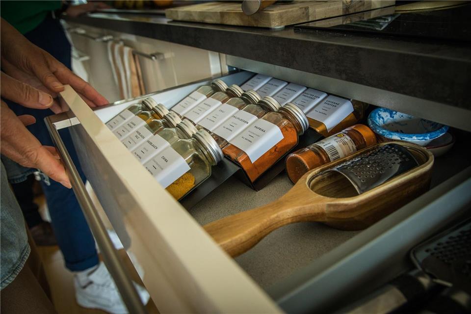 Liegen die Gewürzdosen nicht im richtigen Abstand, machen sich Unruhe und Anspannung breit: Ordnungszwänge können Leidensdruck auslösen, gelten aber als gut therapierbar. picture alliance / dpa-tmn