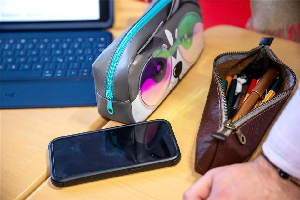 Liegt das Smartphone auf dem Schreibtisch, geht der Blick häufiger dorthin. (Archivbild)Sina Schuldt/dpa
