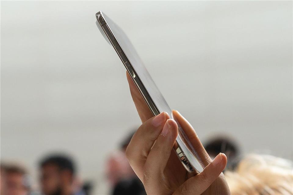 Liegt dünn in der Hand: Apples neues iPhone Air bei der Vorstellung im Apple-Hauptquartier in Cupertino.Andrej Sokolow/dpa