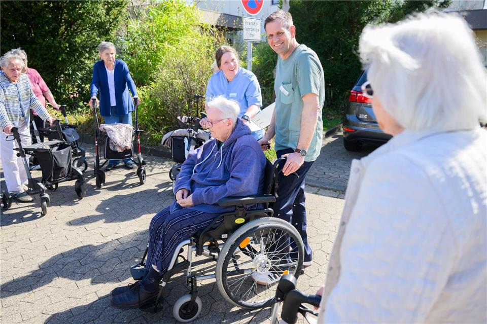 Lies bekam als Praktikant auch Einblicke in die Körperpflege von Pflegebedürftigen.Julian Stratenschulte/dpa