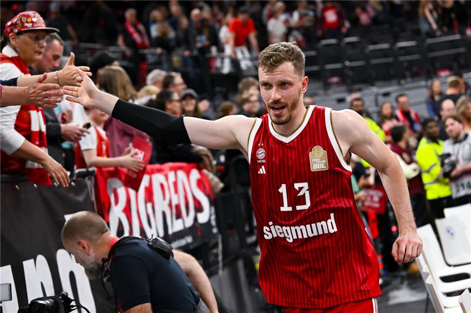 Ließ sich von den Fans feiern: Bayerns Matchwinner Andreas Obst.Sven Hoppe/dpa