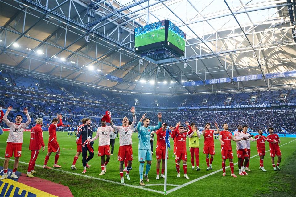 Ließen sich auf Schalke feiern: Mainzer Bundesliga-Profis.Bernd Thissen/dpa