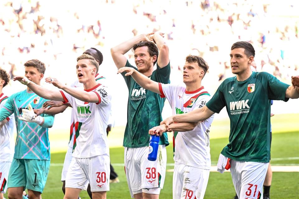 Ließen sich von den Fans feiern: Die Fußballer des FC Augsburg nach dem 3:1 über Gladbach.Harry Langer/dpa