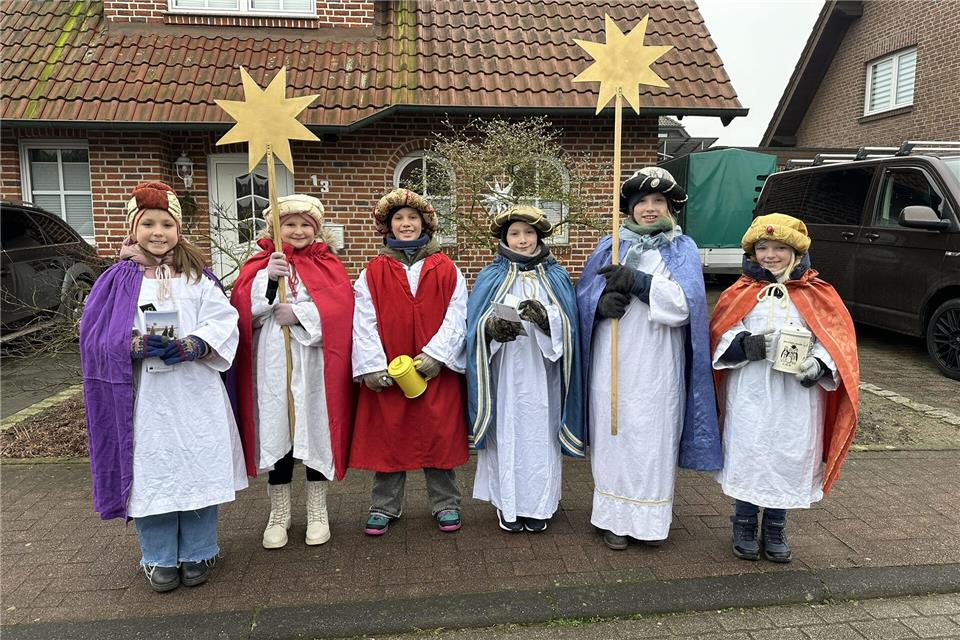Lilia (von links), Luisa, Franziska, Noah, Johanna und Lea ziehen als Sternsinger durch Raesfeld