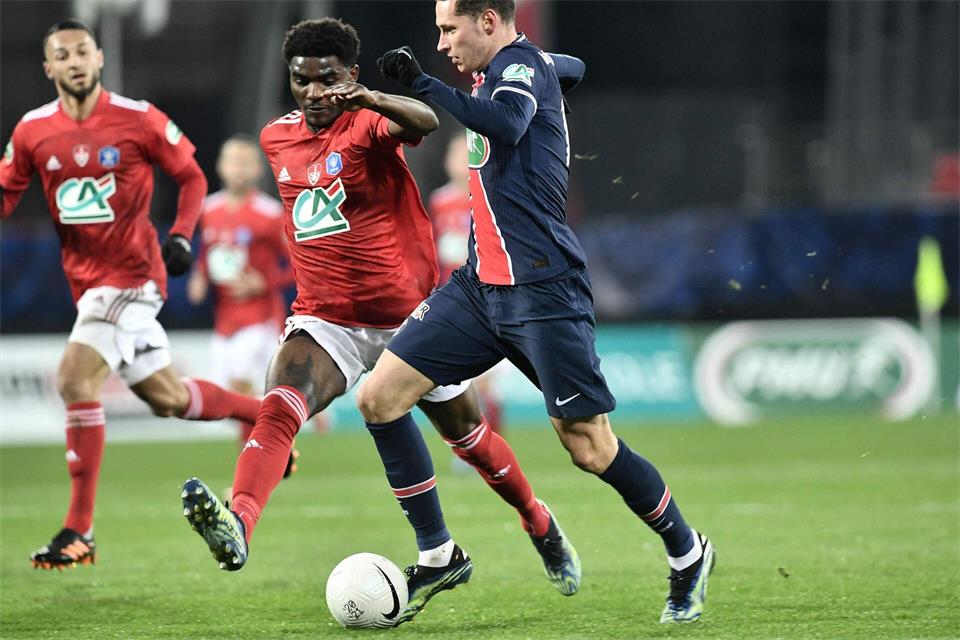 Lilian Brassier (l) soll der Eintracht-Defensive mehr Stabilität verleihen. (Archivbild)Fred Tanneau/AFP/dpa