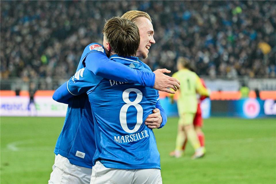 Lilien-Torjäger Isac Lidberg (hinten) ist wieder fit. (Archivbild) Uwe Anspach/dpa