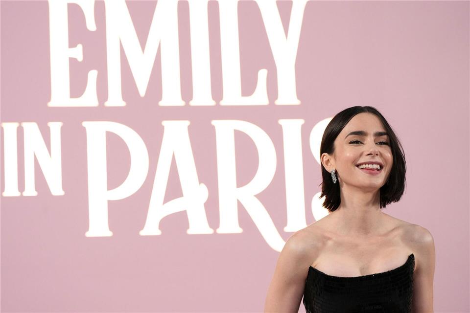 Lily Collins spielt die Hauptrolle in der Netflix-Serie „Emily in Paris“.Jordan Strauss/Invision/dpa