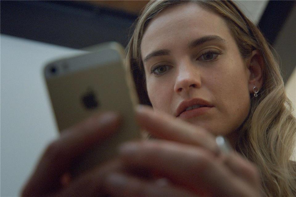 Lily James spielt Whitney Wolfe Herd.Disney/dpa