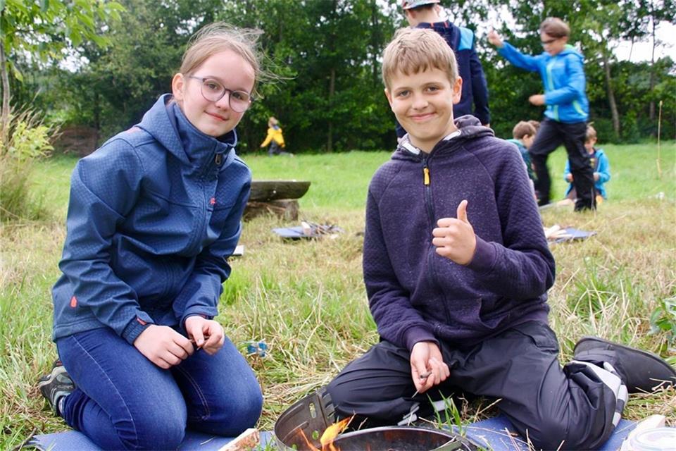Lily und Magues machen ein Feuer.