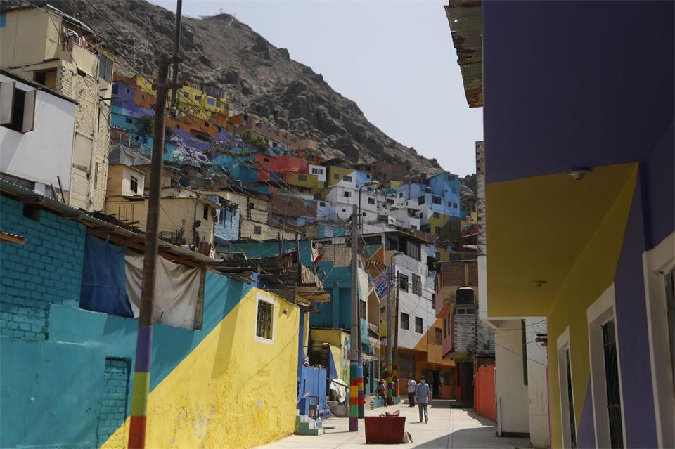 Lima hat viele sehenswerte Viertel, etwa die von Künstlern und Freiwilligen bunt gestrichene Siedlung „Leticia“. Ebenfalls Pflicht bei einem Besuch in Perus Hauptstadt: einen Pisco Sour trinken.picture alliance/dpa