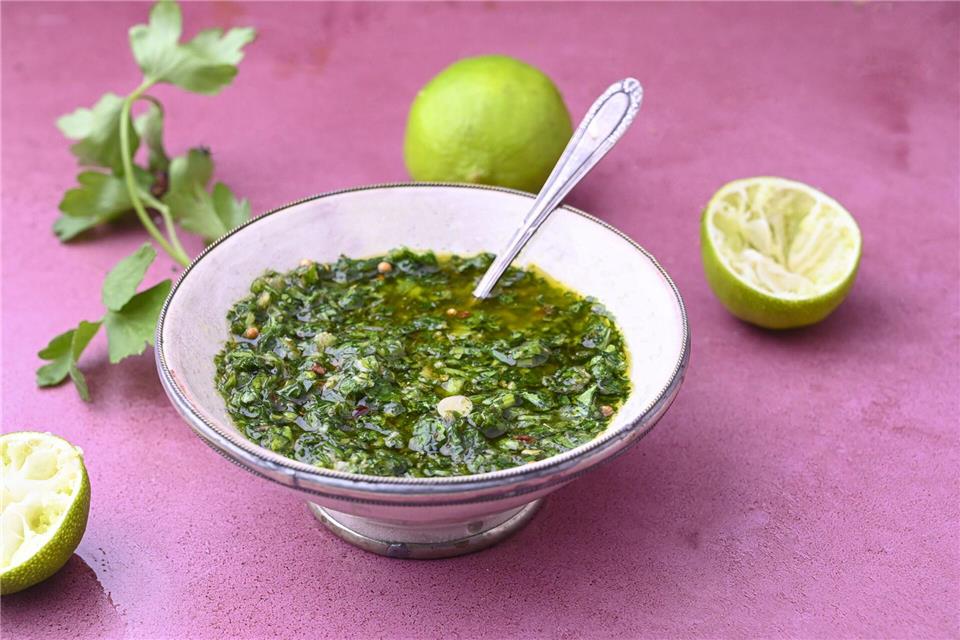 Limette bringt eine angenehme Frische ins Kräuter-Chimichurri.Ariane Bille/BVEO/dpa-tmn